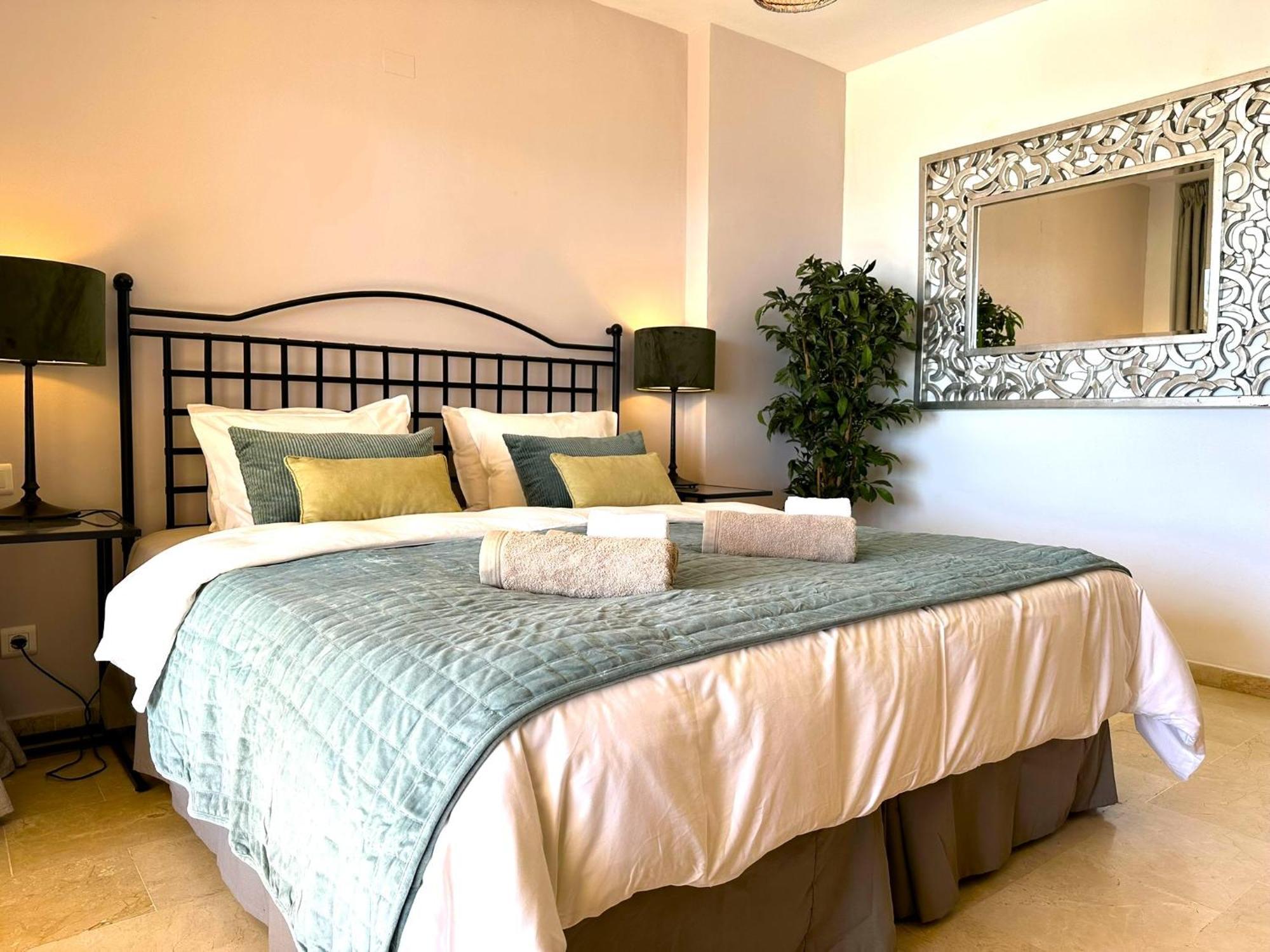 Apartments Bermuda Beach Естепона Екстериор снимка