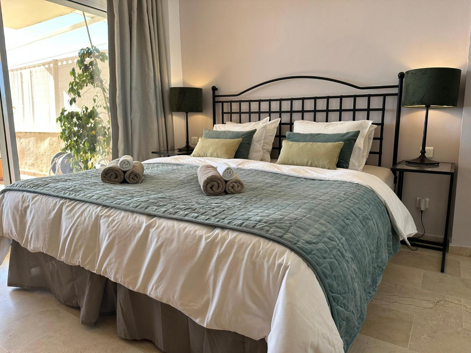 Apartments Bermuda Beach Естепона Екстериор снимка