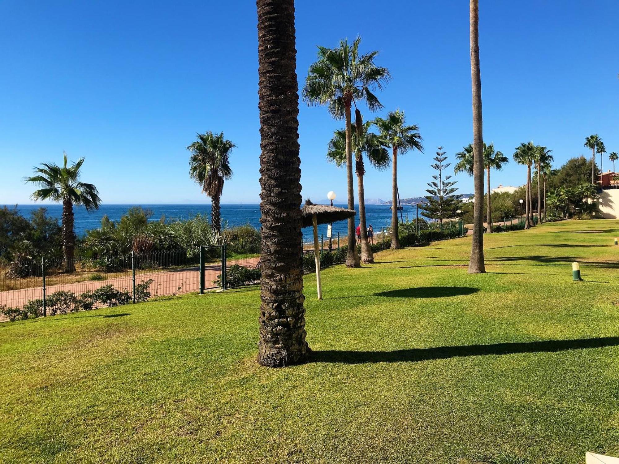 Apartments Bermuda Beach Естепона Екстериор снимка