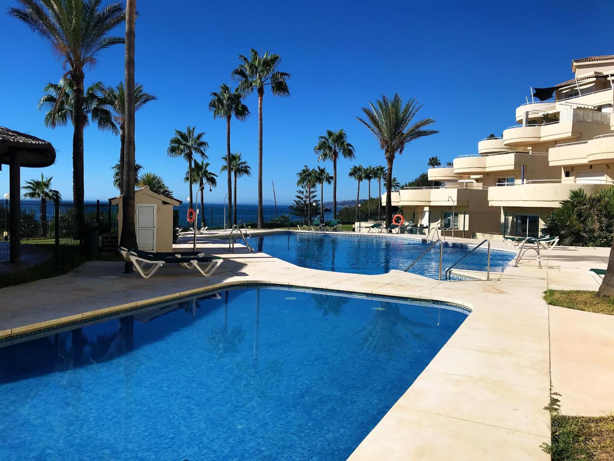 Apartments Bermuda Beach Естепона Екстериор снимка