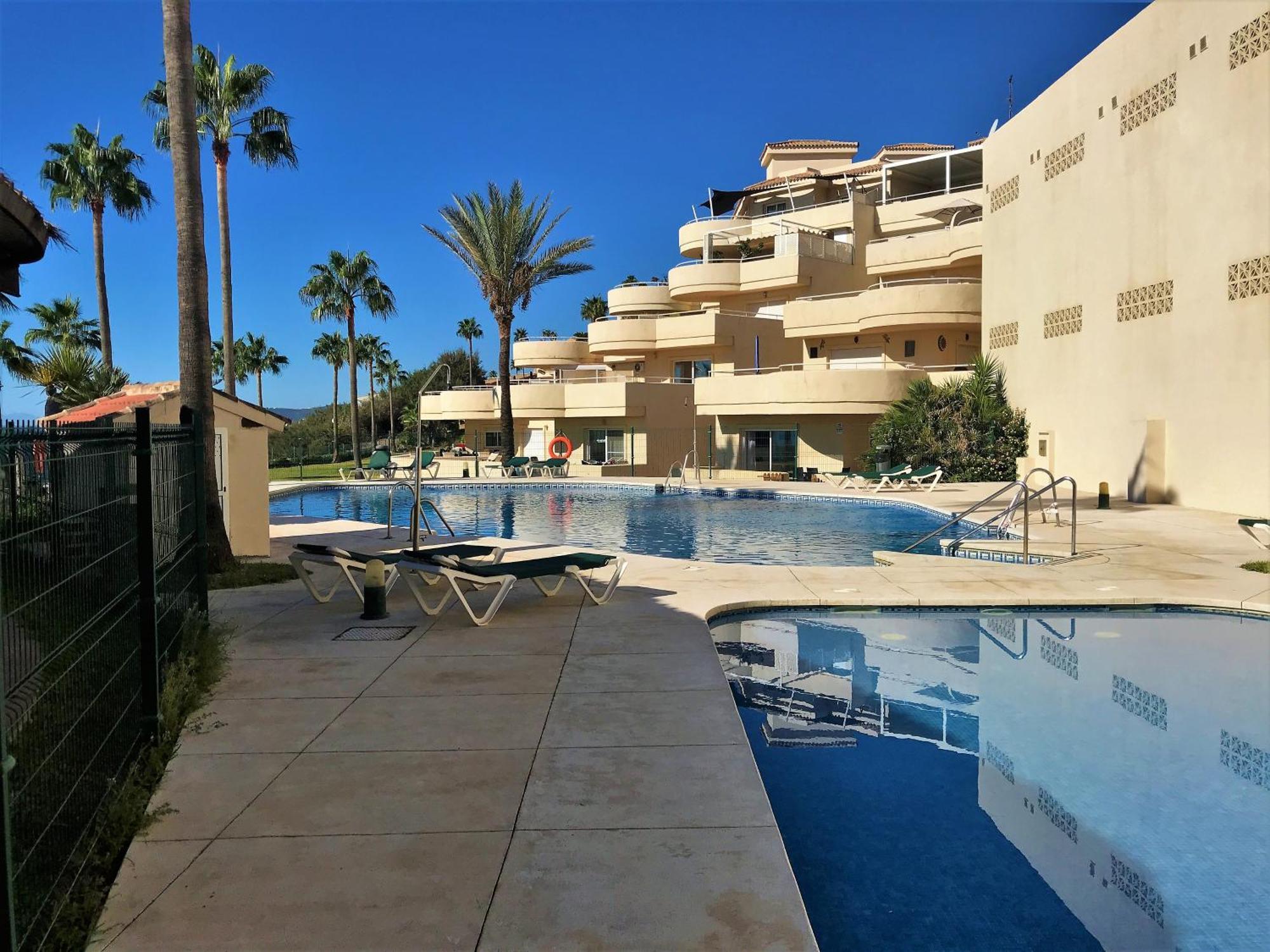 Apartments Bermuda Beach Естепона Екстериор снимка